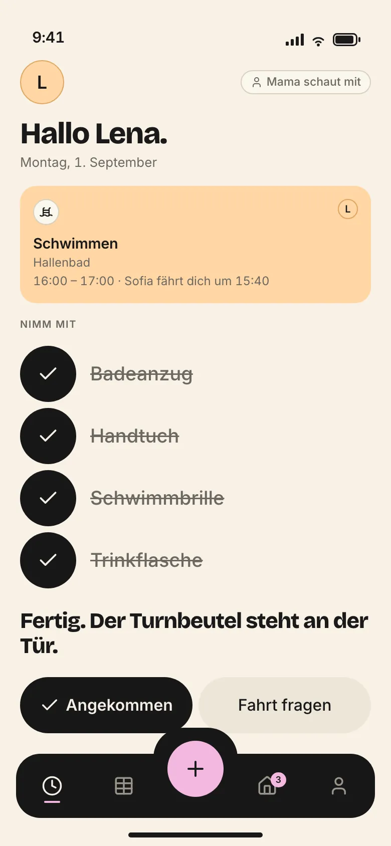 Lena hat ihre Nimm-mit-Liste für Schwimmen abgehakt, unten Angekommen und Fahrt fragen